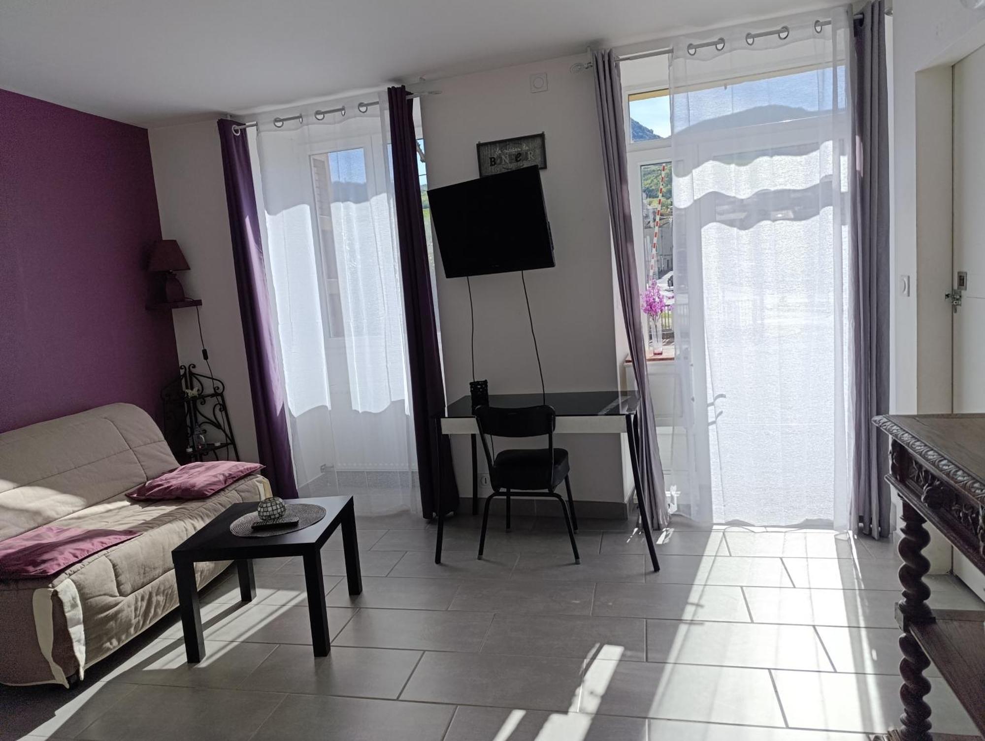 Maison Spacieuse Et Agreable Saint-Georges-de-Luzençon Екстериор снимка