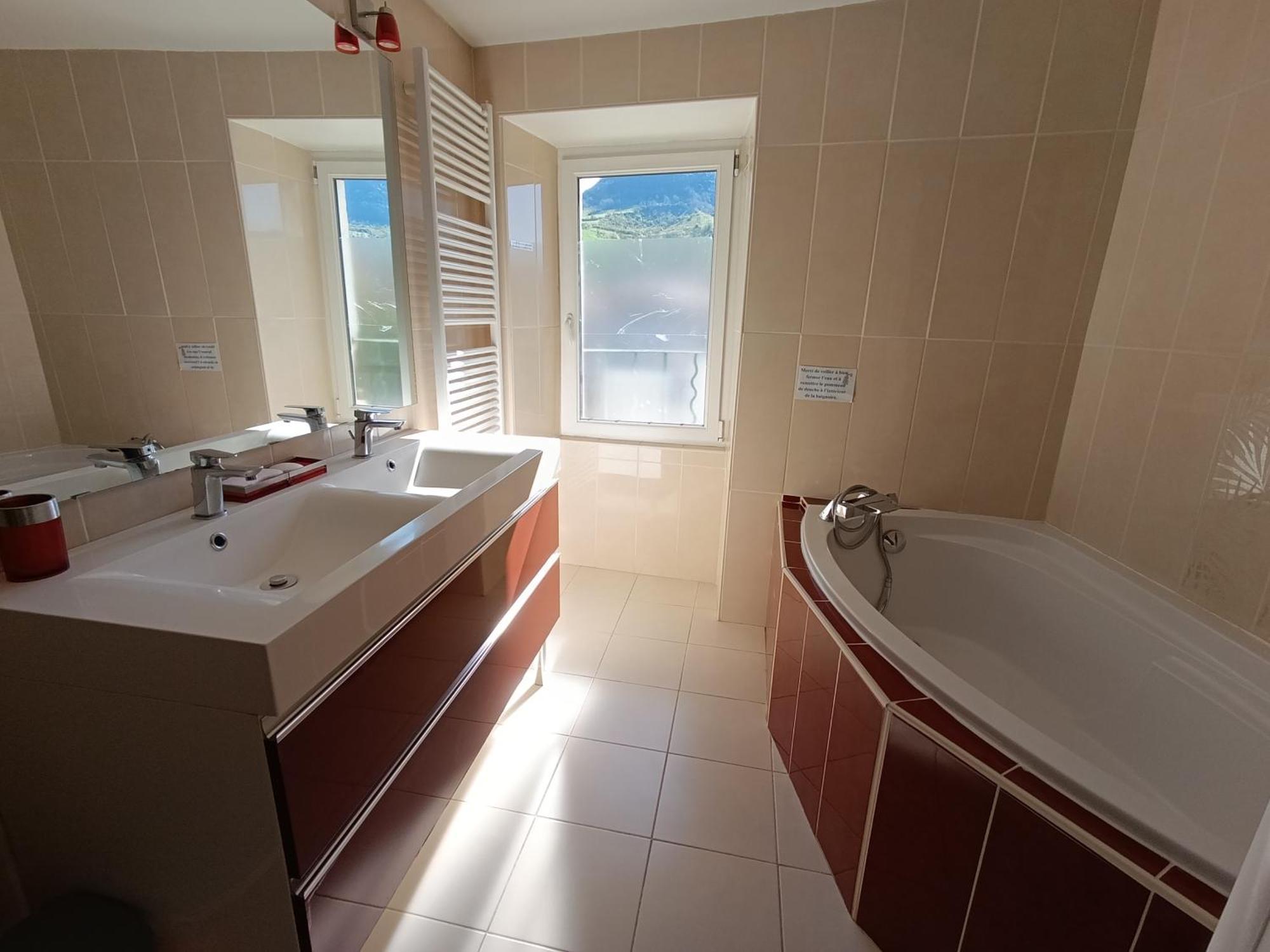 Maison Spacieuse Et Agreable Saint-Georges-de-Luzençon Екстериор снимка